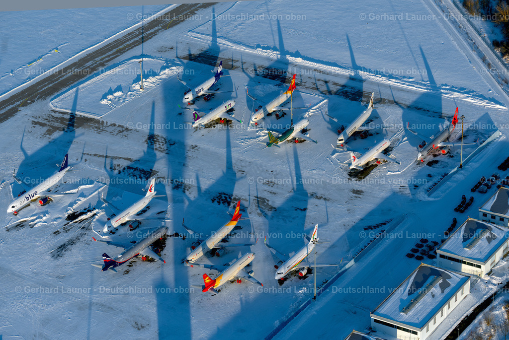 4045101 | abgestellte Flugzeuge des Typs Airbus auf dem verschneitem Flughafen Erfurt Weimar im Abendlicht