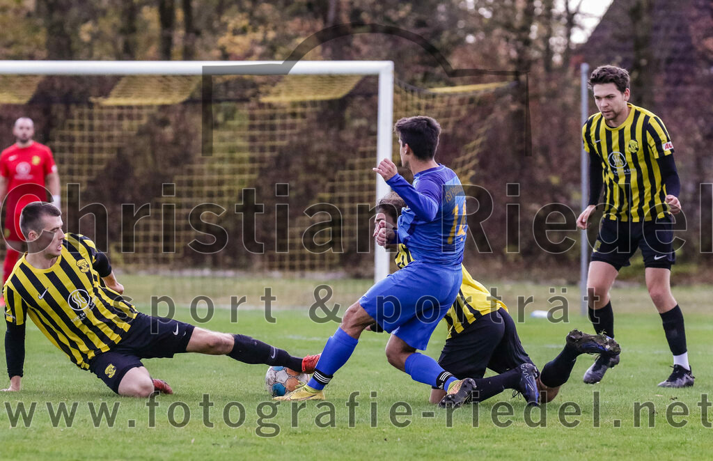 2023-11-11_049_FC_Moosinning_gegen_TSV_Peterskirchen | Moosinning, Deutschland, 11.11.2023:
Fußball, Bezirksliga Oberbayern Ost 2023 / 2024, 17. Spieltag, FC Moosinning gegen TSV Peterskirchen, Endergebnis: 5:0

Fabian Ulitzka (FC Moosinning, #23), Kilian Spiel (TSV Peterskirchen, #14), Fehmi Bagci (FC Moosinning, #2)

Foto: Christian Riedel / fotografie-riedel.net