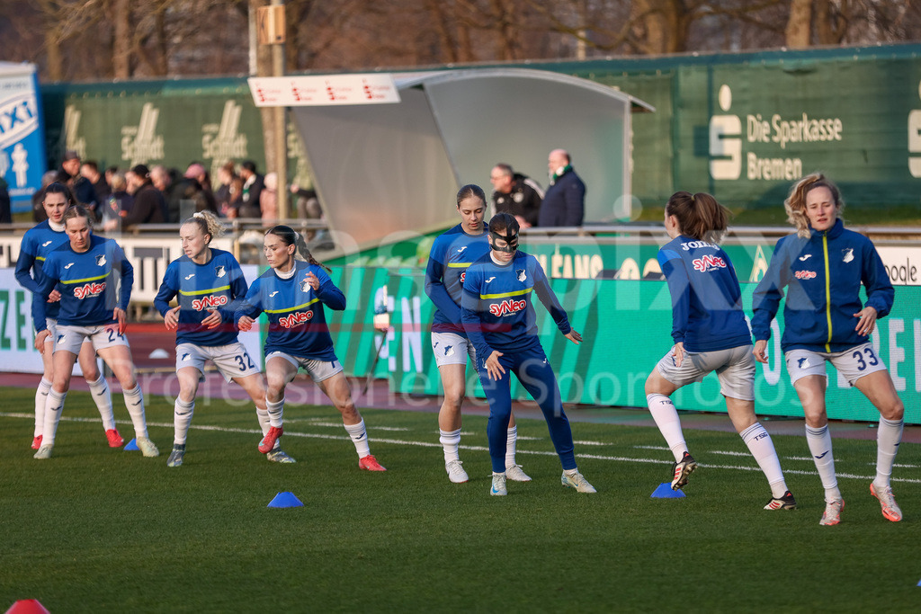 Fussball, Google Pixel Frauen-Bundesliga, SV Werder Bremen - TSG 1899 Hoffenheim | v.li.: Spielerinnen der TSG 1899 Hoffenheim beim Aufwärmen