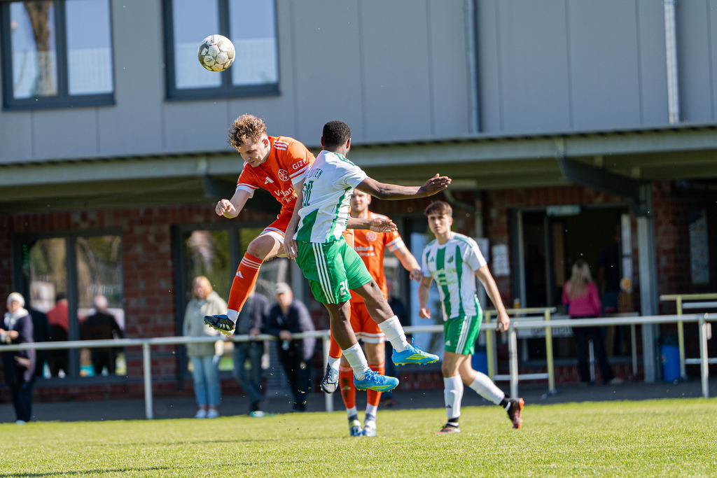 Fußball I Herren I Saison 2025-2026 I Bezirksliga Weser-Ems 4 I 29. Spieltag I TuS Lutten - SV Holdorf I 12168 | jns.sportfotos - Realisiert mit Pictrs.com