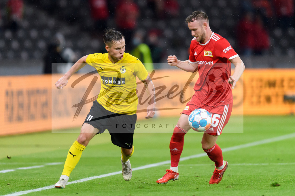 FCUKUO20210826_144 | Fussball, Herren: Janis Ikaunieks (Kuopion PS) und Cedric Teuchert (1.FC Union Berlin) im Zweikampf beim Spiel der UEFA Conference League zwischen 1. FC Union Berlin und Kuopion PS im Olympiastadion am 26.08.2021 in Berlin, Deutschland. - Realisiert mit Pictrs.com
