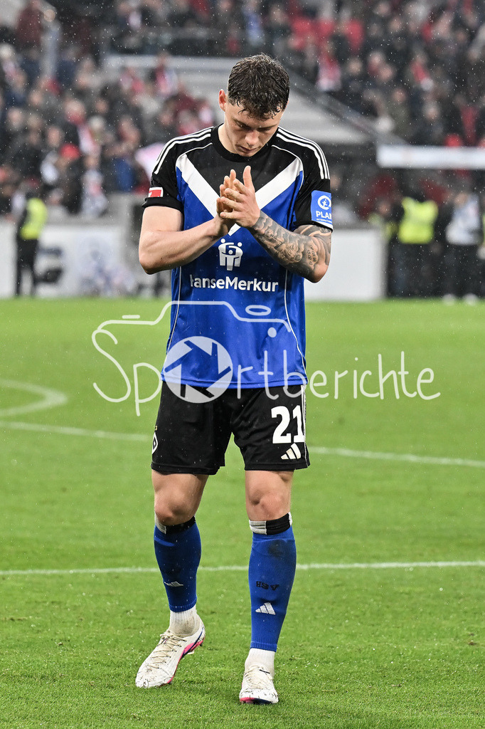 VfB Stuttgart - Hamburger SV | STUTTGART, GERMANY - 12. APRIL: the HSV Team thanks the fans who travelled with them after the Bundesliga Match between VfB Stuttgart vs. Hamburger SV on Matchday 29 at MHP Arena / DFL REGULATIONS PROHIBIT ANY USE OF PHOTOGRAPHS AS IMAGE SEQUENCES AND/OR QUASI-VIDEO / Nicolai REMBERG (Hamburger SV 21)