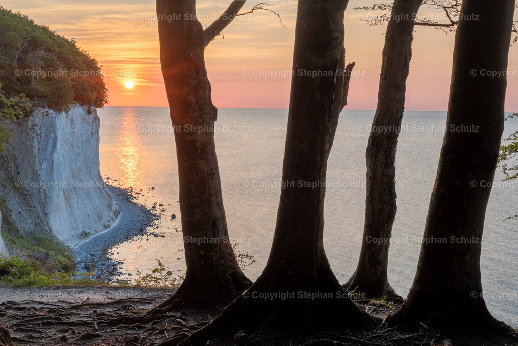 Sonnenaufgang an den Wissower Klinken | Die Sonne geht neben den Kreidefelsen Wissower Klinken im Nationalpark Jasmund auf der Insel Rügen auf.  - Realisiert mit Pictrs.com