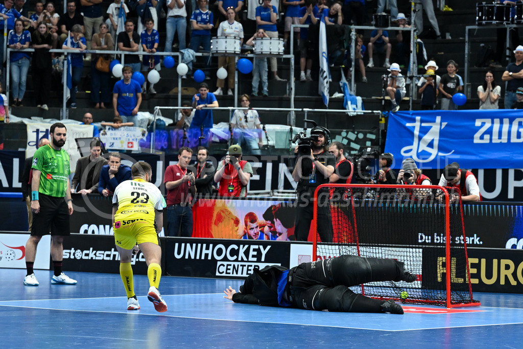 Zug United - HC Rychenberg - 25. April 2026 | Tobias Studer (#23 HC Rychenberg Winterthur) erzielt den entscheidenden Treffer im Penaltyschiessen gegen Nils Schälin (#62 Zug United) am L-UPL Superfinal-Spiel zwischen Zug United und HC Rychenberg am 25. April 2026 in der BCF Arena, Fribourg, Schweiz.Bild: Sportfotografie Markus Aeschimann | www.markus-aeschimann.ch - Realisiert mit Pictrs.com