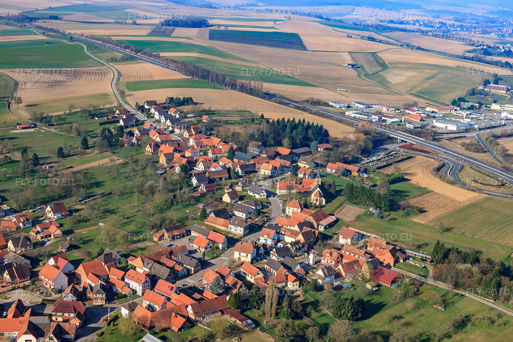 Vue aérienne: Vue du village depuis l'est à Soultz-sous-Forêts dans le département Bas Rhin, France – .Photo: IMG_62723.jpg prise le 09/03/2014 par Werner Riehm/FLY-FOTO.eu – Résolution de l'original: 4752 x 3168 px