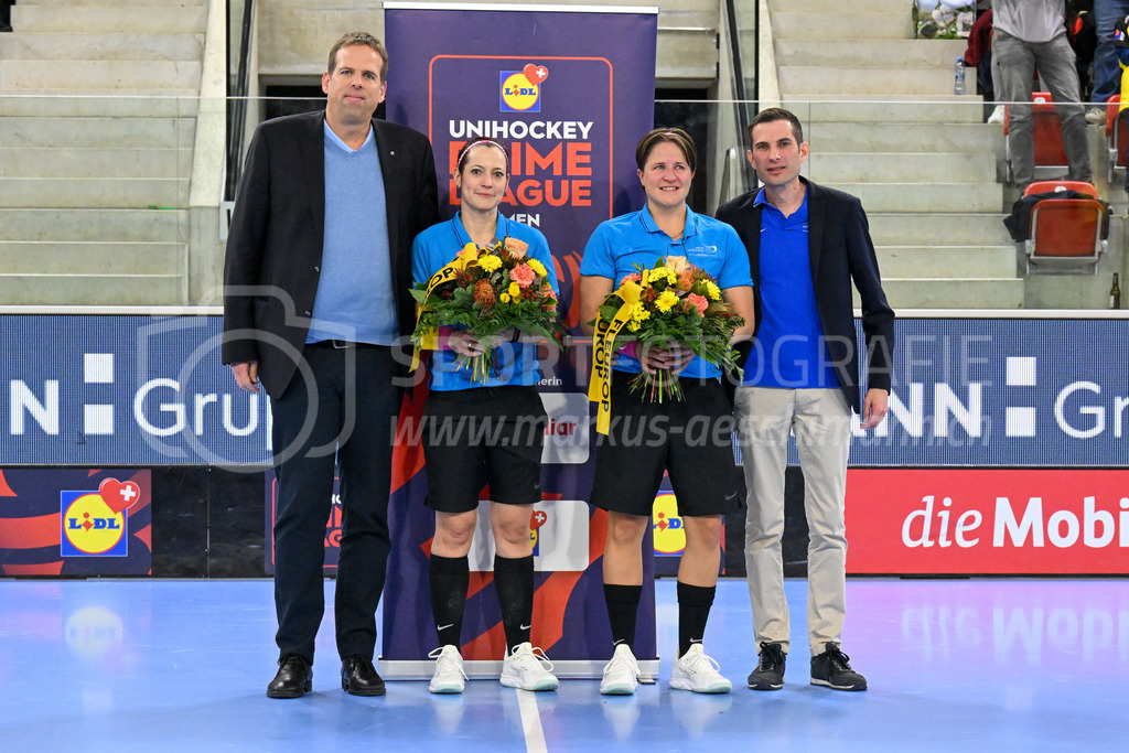 HC Rychenberg vs Floorball Köniz - 18. Dezember 2022 | HC Rychenberg vs Floorball Köniz
AXA Arena, Winterthur
Verabschiedung der Schiedsrichterinnen Sandra Zurbuchen und Corina Wehinger.
Bild: Sportfotografie Markus Aeschimann | www.markus-aeschimann.ch - Realisiert mit Pictrs.com