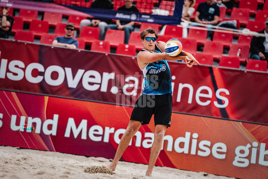 Beachvolleyball | Männer | German Beach Tour 2024 | Tourstop Bremen | 06.06.2024 | Yannik Ahr nimmt den Ball an