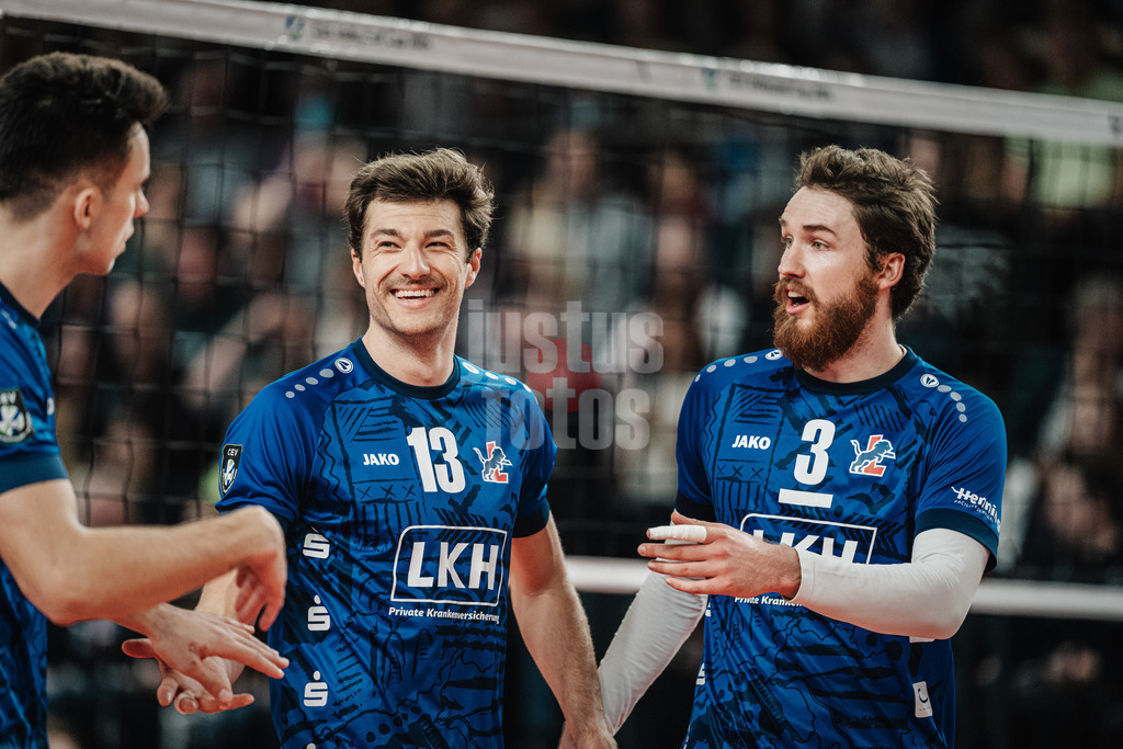 Volleyball | Herren | Saison 2023/2024 | CEV Volleyball Cup 2024 Finale | SVG Lüneburg (GER) vs. Asseco Resovia Rzeszow (POL) | 12.03.2024 | v.l. Matthew Lambert Knigge (#13, SVG Lüneburg) lächelt, daneben Jesse William Elser (#3, SVG Lüneburg)