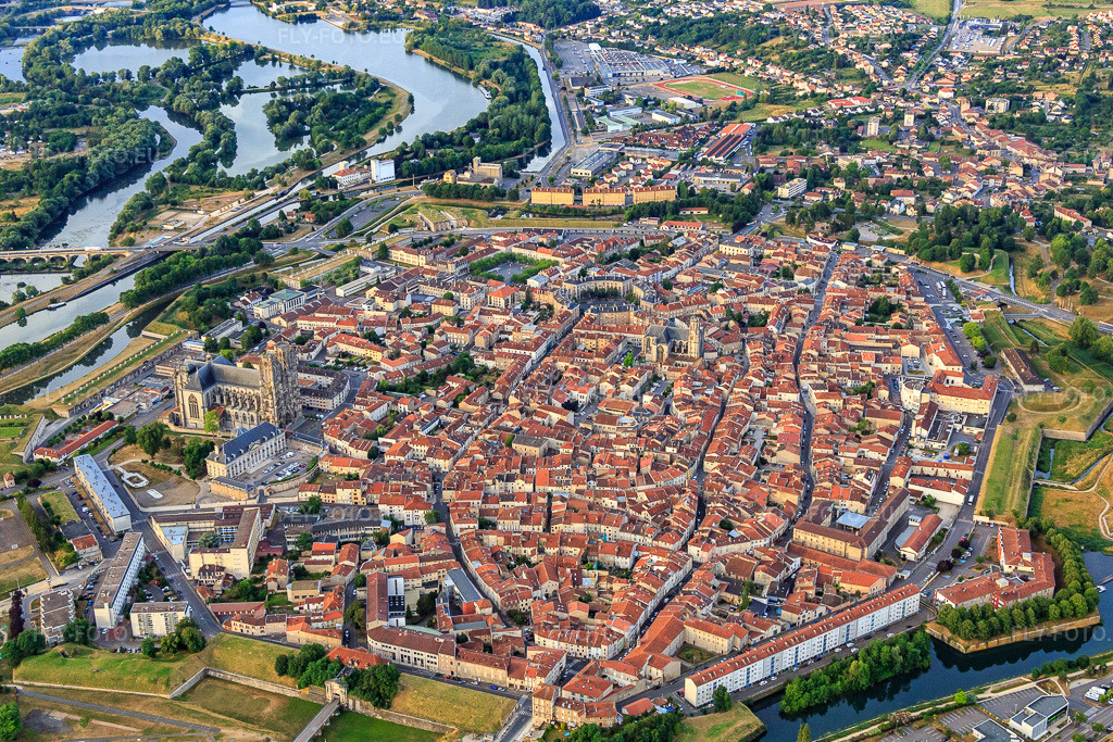 Vue aérienne: Centre-ville historique de Norden à Toul dans le département Meurthe et Moselle, France – .Photo: IMG_083476.jpg prise le 13/07/2015 par Werner Riehm/FLY-FOTO.eu – Résolution de l'original: 5340 x 3560 px