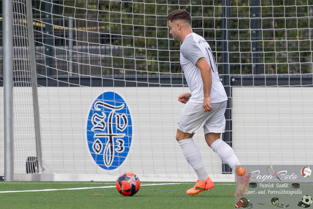 Testspiel: Spvgg. 03 Fechenheim - Türk Gücü Friedberg, 13.07.2024 | Felix Casalino (Spvgg. 03 Fechenheim #11) mit Ball, Freisteller, Portrait / Porträt, Spvgg. 03 Fechenheim - Türk Gücü Friedberg, Frankfurt am Main, Sportanlage Birsteiner Straße, 13.7.2024 - Realisiert mit Pictrs.com