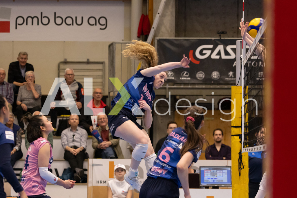 Volleyball I Frauen I Saison 2025-2026 I Volleyball NLA | Women I 1/2 Finals I  VC Kanti Schaffhausen - Sm'Aesch Pfeffingen I 07.03.2026 | 10 Jillian Gillen (USA) (Sm'Aesch Pfeffingen) – Außenangriff - Realisiert mit Pictrs.com
