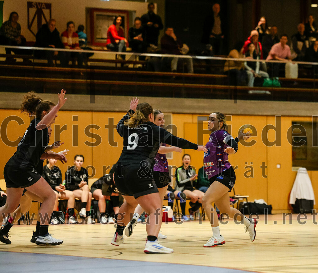 2024-02-10_048_SpVgg_Altenerding_gegen_SVA_Palzing | Erding, Deutschland, 10.02.2024:
Handball, Bezirksoberliga Frauen Altbayern 2023 / 2024, 14. Spieltag, SpVgg Altenerding gegen SVA Palzing, Endergebnis: 27:28

Franka Straubinger (SVA Palzing, #9), Lena Prem (SpVgg Altenerding, #5)

Foto: Christian Riedel / fotografie-riedel.net