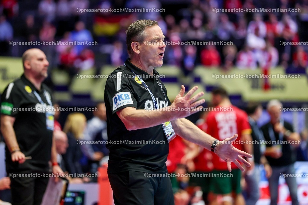 EHF22012601108 | 22.01.2026, Handball, Men's EHF EURO 2026, Deutschland - Portugal, Jyske Bank Boxen in Herning, Dänemark, Main Round: Headcoach Alfred Gislason (Germany #hc) gestikulierend am Spielfeldrand  