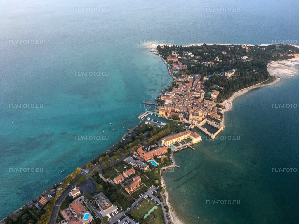 Vue aérienne: Vue de la ville à Sirmione dans le département Brescia, Italie. Photo: IMG-134987.jpg prise le 23/09/2022 par Werner Riehm/FLY-FOTO.eu – Résolution de l'original: 4032 x 3024 px