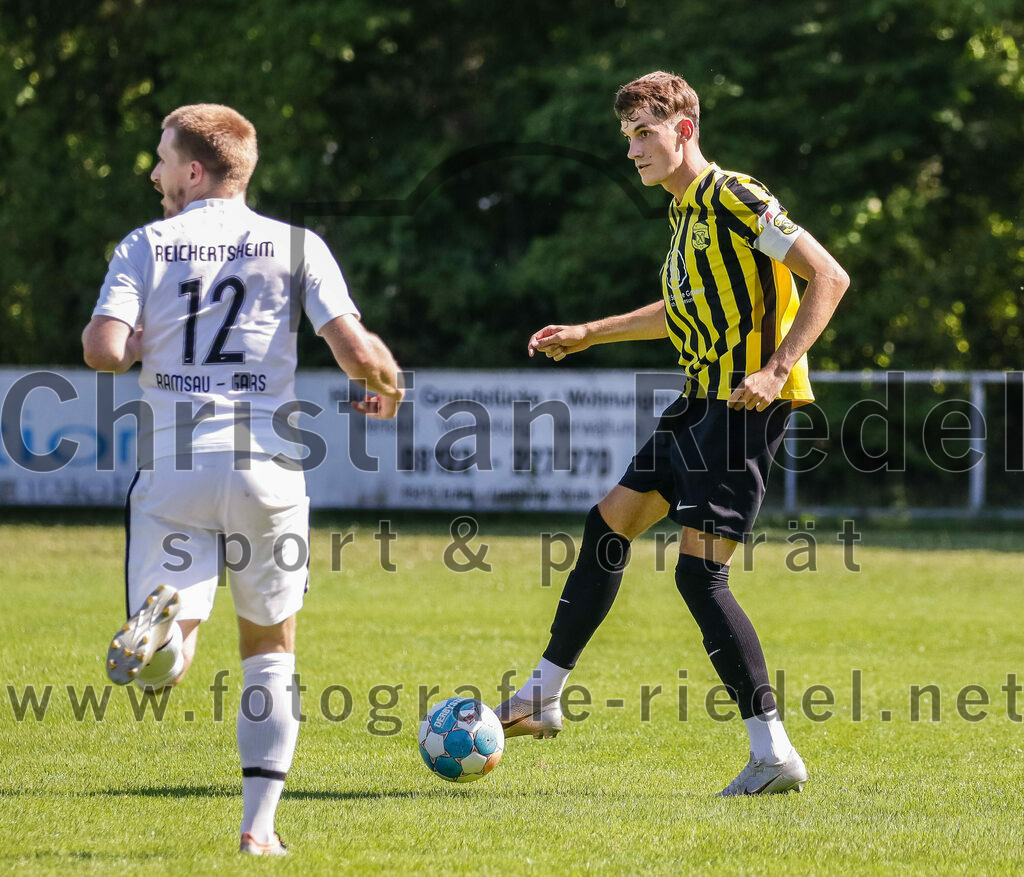2023-08-19_051_FC_Moosinning_gegen_SV_Reichertsheim | Moosinning, Deutschland, 19.08.2023:
Fußball, Bezirksliga Oberbayern Ost 2023 / 2024, 5. Spieltag, FC Moosinning gegen SV Reichertsheim, Endergebnis: 0:4

Sebastian Pichlmeier (SV Reichertsheim, #12), Dennis Stauf (FC Moosinning, #15)

Foto: Christian Riedel / fotografie-riedel.net