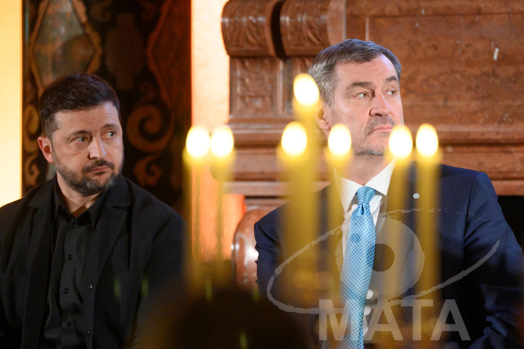 _DWI5409 | Politiker Wolodymyr Selenskyj, Präsident der Ukraine und Bayerns Ministerpräsident Markus Söder (CSU) in der Münchner Residenz bei der Verleihung des Ewald-von-Kleist-Preises. Der diesjährige Ewald-von-Kleist-Preis wird am Rande der Münchner Sicherheitskonferenz 2026 an das ukrainische Volk vergeben. München, 14.02.2026 Bayern Deutschland - Realisiert mit Pictrs.com