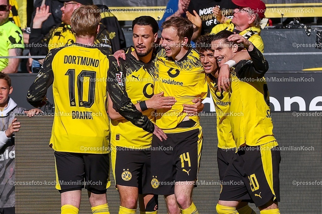 BVB26042601012 | 26.04.2026, Fußball, Borussia Dortmund - SC Freiburg, 1. Fußball Bundesliga, 31. Spieltag, Signal Iduna Park, Saison 2025 2026: Torjubel nach dem Tor zum 1:0 durch Torschütze Maximilian Beier&nbsp;(BVB #14)  zusammen mit Ramy Bensebaini&nbsp;(BVB #05) Marcel Sabitzer&nbsp;(BVB #20) Julian Brandt&nbsp;(BVB #10)   DFB regulations prohibit any use of photographs as image sequences and or quasi-video.