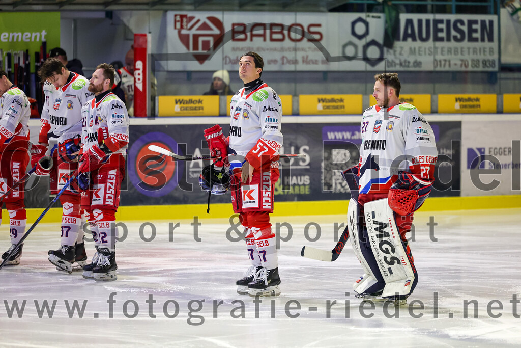 2026-01-18_040_TSV_Erding_gegen_Selber_Woelfe | Erding, Deutschland, 18.01.2026:Eishockey, Oberliga Süd 2025 / 2026, 38. Spieltag, TSV Erding gegen Selber Wölfe, Endergebnis: 2:3 n.V.Daniel Weiß (Selber Wölfe, #57), Torwart Michel Weidekamp (Selber Wölfe, #27)Foto: Christian Riedel / fotografie-riedel.net