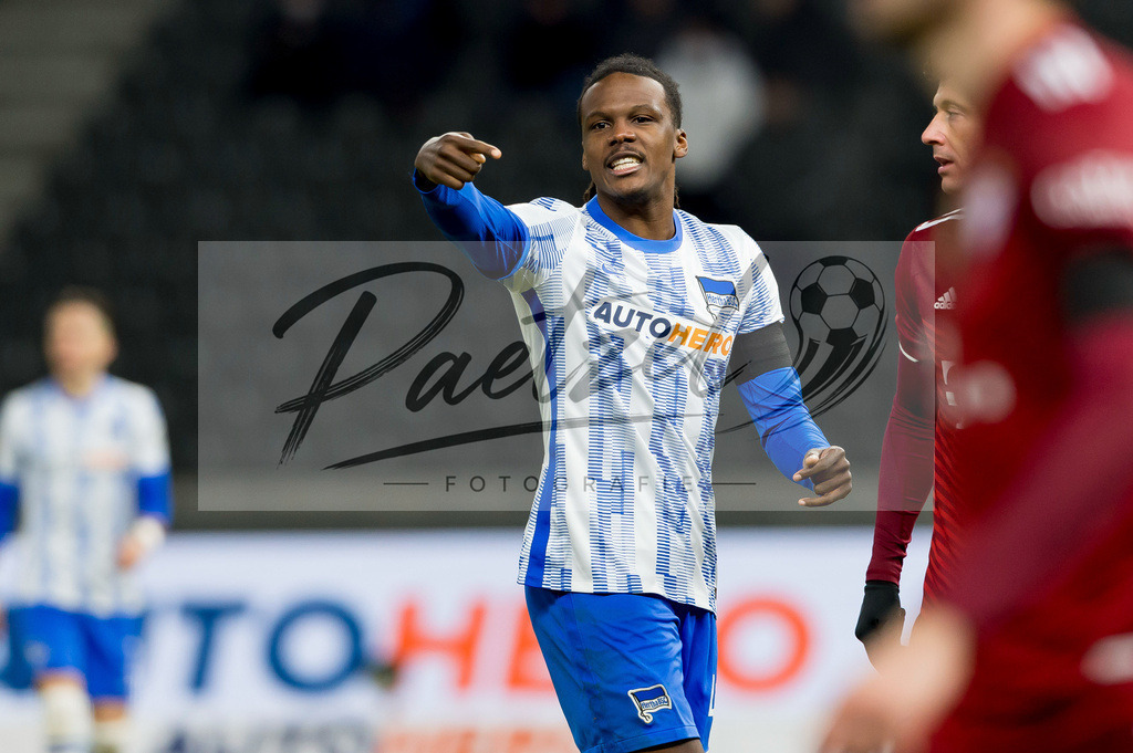 BSCFCB20220123_098 | Fussball, Herren: Dedryck Boyata (Hertha BSC) gestikuliert, Gestik bei dem Spiel der 1. Bundesliga zwischen Hertha BSC und FC Bayern Muenchen im Olypiastadion am 23.01.2022 in Berlin, Deutschland.DFB / DFL REGULATIONS PROHIBIT ANY USE OF PHOTOGRAPHS AS IMAGE SEQUENCES AND/OR QUASI-VIDEO. - Realisiert mit Pictrs.com