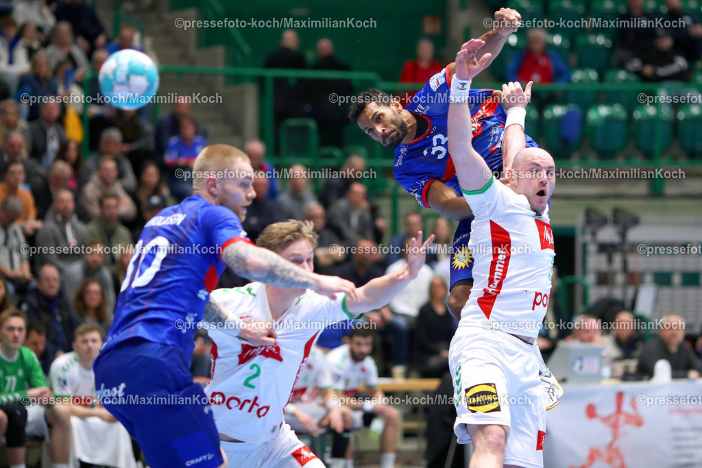 Wup1HBL02032301006 | 02.03.2023, Wuppertal, Handball, Uni-Halle, Liqui Moly Bundesliga, 22. Spieltag Saison 2022 2023, Bergischer HC - GWD Minden: Djibril M Bengue von Bergischer HC wirft den Ball über die Mindener Abwehr und trifft das Tor