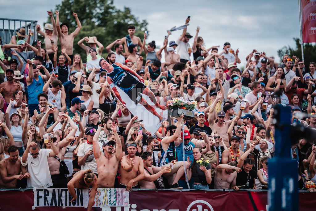 Beachvolleyball | Männer | Allianz German Beach Tour 2025 | Tourstop München | 12.07.2025 | Fans auf der Tribüne des ausverkauften Stadions