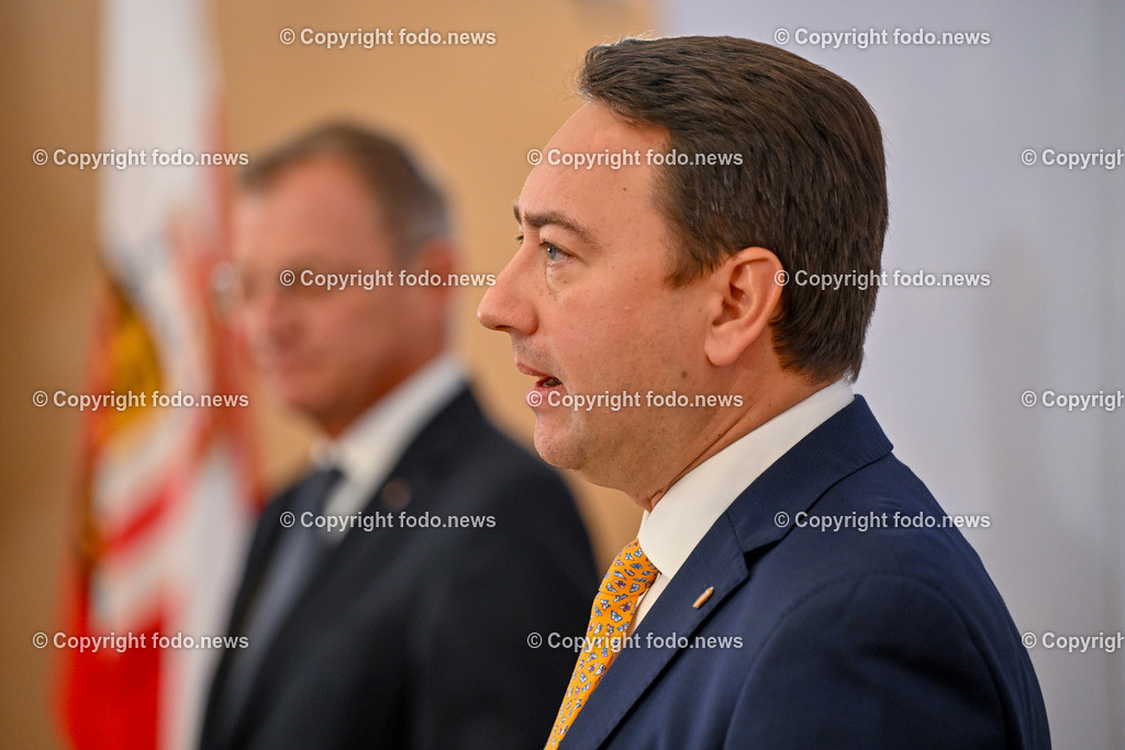 Pressekonferenz Land Ooe_ Praesentation Landeshaushalt 2024_ 07.11.2023-41 | 07.11.2023, Landhaus Linz, AUT, Pressekonferenz Land Ooe, Praesentation Landeshaushalt 2024 - Menschen entlasten. Wirtschaft foerdern, im Bild LH-Stv. Manfred Haimbuchner (FP)