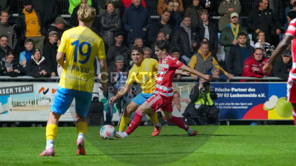 Fußball, Herren, Saison 2025/2026, Testspiel, Freundschaftsspiel, FSV 63 Luckenwalde vs. 1.FC Union Berlin, Mittwoch 08.10.2025, Werner-Seelenbinder-Stadion Luckenwalde, | Fußball, Herren, Saison 2025/2026, Testspiel, Freundschaftsspiel, FSV 63 Luckenwalde vs. 1.FC Union Berlin, Mittwoch 08.10.2025, Werner-Seelenbinder-Stadion Luckenwalde, Im Bild: Max Hathaway (l. Luckenwalde) und David Preu (r. Union) - Realisiert mit Pictrs.com
