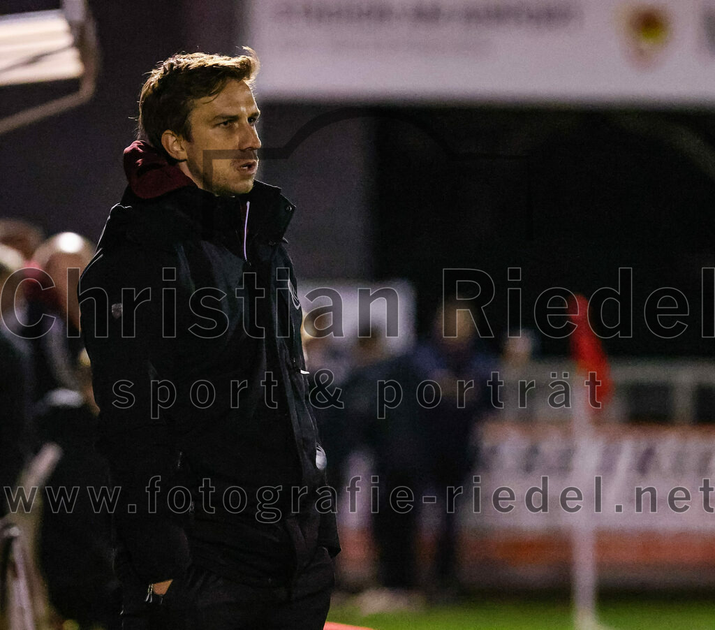 2023-10-27_105_VfB_Hallbergmoos_gegen_FC_Schwaig | Hallbergmoos, Deutschland, 27.10.2023:
Fußball, Landesliga Südost 2023 / 2024, 18. Spieltag, VfB Hallbergmoos gegen FC Schwaig, Endergebnis: 2:3

Trainer Anselm Küchle (VfB Hallbergmoos)

Foto: Christian Riedel / fotografie-riedel.net