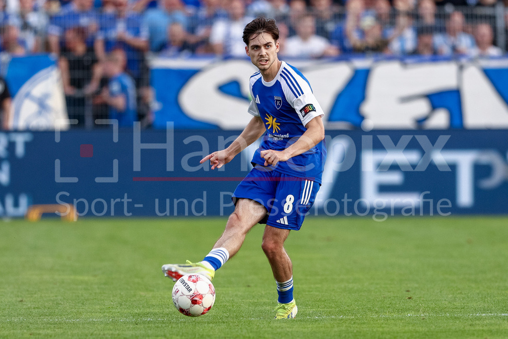 Fussball, Regionalliga Nord, BSV Kickers Emden - SV Meppen | Mika Eickhoff (BSV Kickers Emden, 8) am Ball, Freisteller, Einzelbild, Ganzkörper, Aktion, Action, Spielszene