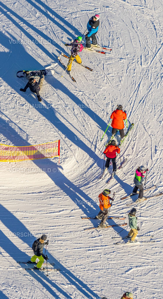 Winterberg230205866 | Luftbild, Skifahrer im Skigebiet Kahler Asten, Winterberg, Sauerland, Nordrhein-Westfalen, Deutschland