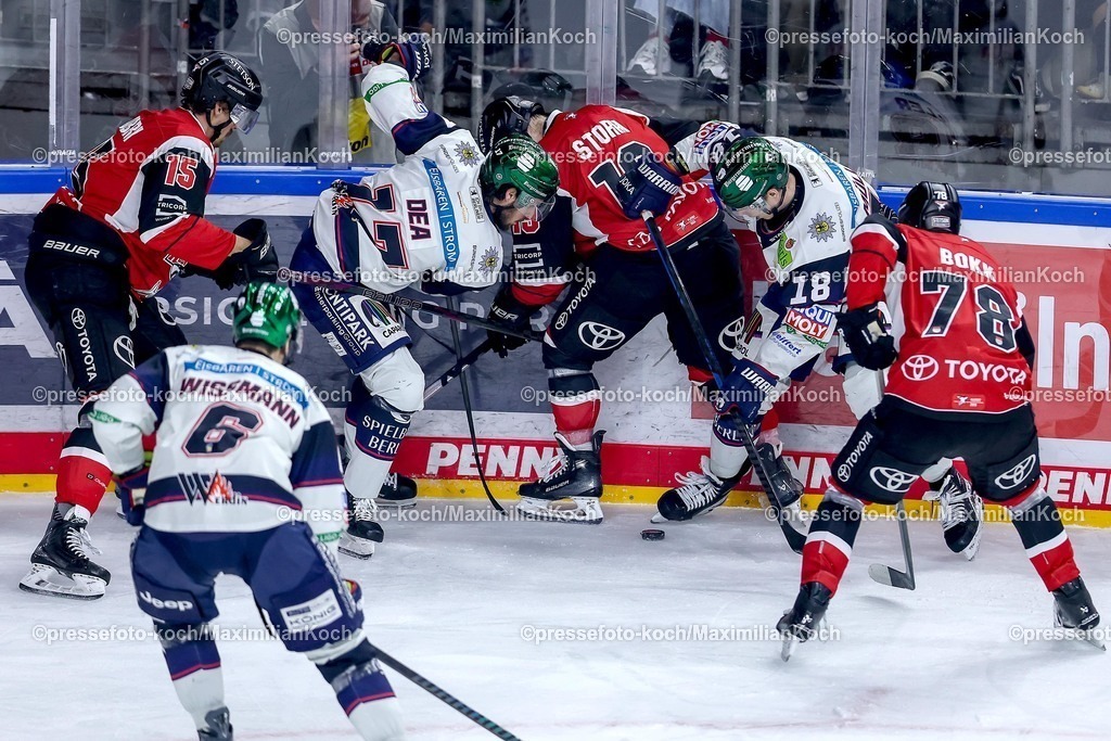 KEC20042601026 | 20.04.2026, Eishockey, DEL Halbfinale Play-Offs, Kölner Haie - Eisbären Berlin, Spiel 6, Lanxess-Arena Köln: Frederik Storm (Kölner Haie #19) Dominik Bokk (Kölner Haie #78) im Zweikampf gegen  Jonas Müller (Eisbären Berlin #18) Jean-Sebastien Dea (Eisbären Berlin #17) 