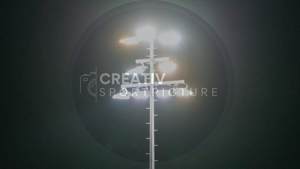 Fußball, Herren, Saison 2025/2026, Regionalliga Nordost, 13. Spieltag, FSV 63 Luckenwalde vs. SV Babelsberg 03, Freitag 24.10.2025, Werner-Seelenbinder-Stadion Luckenwalde, | Fußball, Herren, Saison 2025/2026, Regionalliga Nordost, 13. Spieltag, FSV 63 Luckenwalde vs. SV Babelsberg 03, Freitag 24.10.2025, Werner-Seelenbinder-Stadion Luckenwalde, Im Bild: Ein Flutlichtmast strahlt im Werner-Seelenbinder-Stadion. - Realisiert mit Pictrs.com