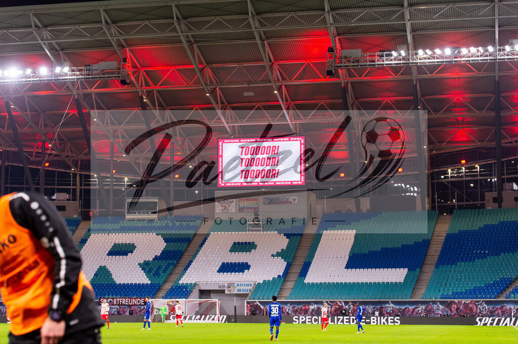RBLLEV20211128_097 | Fussball, Herren: . Innenansicht mit der Anzeigetafel bei dem Spiel der 1. Bundesliga zwischen RB Leipzig und Bayer 04 Leverkusen in der Red Bull Arena am 28.11.2021 in Leipzig, Deutschland.DFB / DFL REGULATIONS PROHIBIT ANY USE OF PHOTOGRAPHS AS IMAGE SEQUENCES AND/OR QUASI-VIDEO. - Realisiert mit Pictrs.com