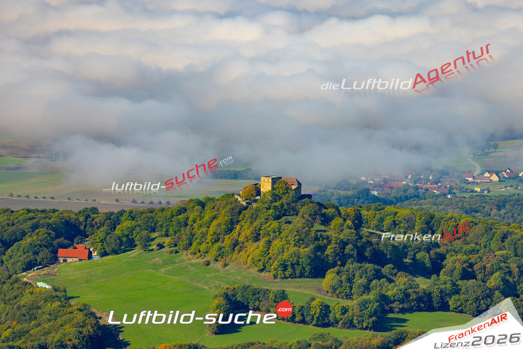 Die Luftaufnahme Giechburg über den Wolken - Scheßlitz wurde 2022 vom Flugzeug aus (keine Drohne) erstellt. Hohe Auflösung -für große Poster und Wandbilder geeignet - Garantiert!