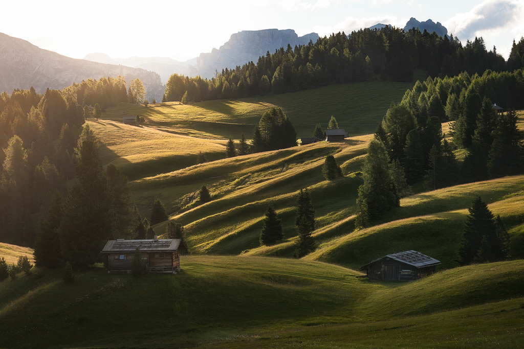 Sommermorgen – Seiser Alm in den Dolomiten | Die sanften Hügel der Seiser Alm, eingerahmt von den Dolomiten, leuchten im ersten Sonnenlicht. Das Spiel aus Licht und Schatten unterstreicht die Weite und Ruhe dieser eindrucksvollen Berglandschaft in Südtirol. - Realisiert mit Pictrs.com