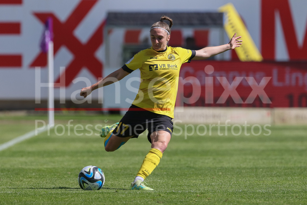 Fussball, 2. Frauen-Bundesliga, SV Meppen - SV 67 Weinberg | v.li.: Sara Hofmann (SV 67 Weinberg, 17) am Ball, Freisteller, Einzelbild, Ganzkörper, Aktion, Action, Spielszene, DIE DFB-RICHTLINIEN UNTERSAGEN JEGLICHE NUTZUNG VON FOTOS ALS SEQUENZBILDER UND/ODER VIDEOÄHNLICHE FOTOSTRECKEN. DFB REGULATIONS PROHIBIT ANY USE OF PHOTOGRAPHS AS IMAGE SEQUENCES AND/OR QUASI-VIDEO.