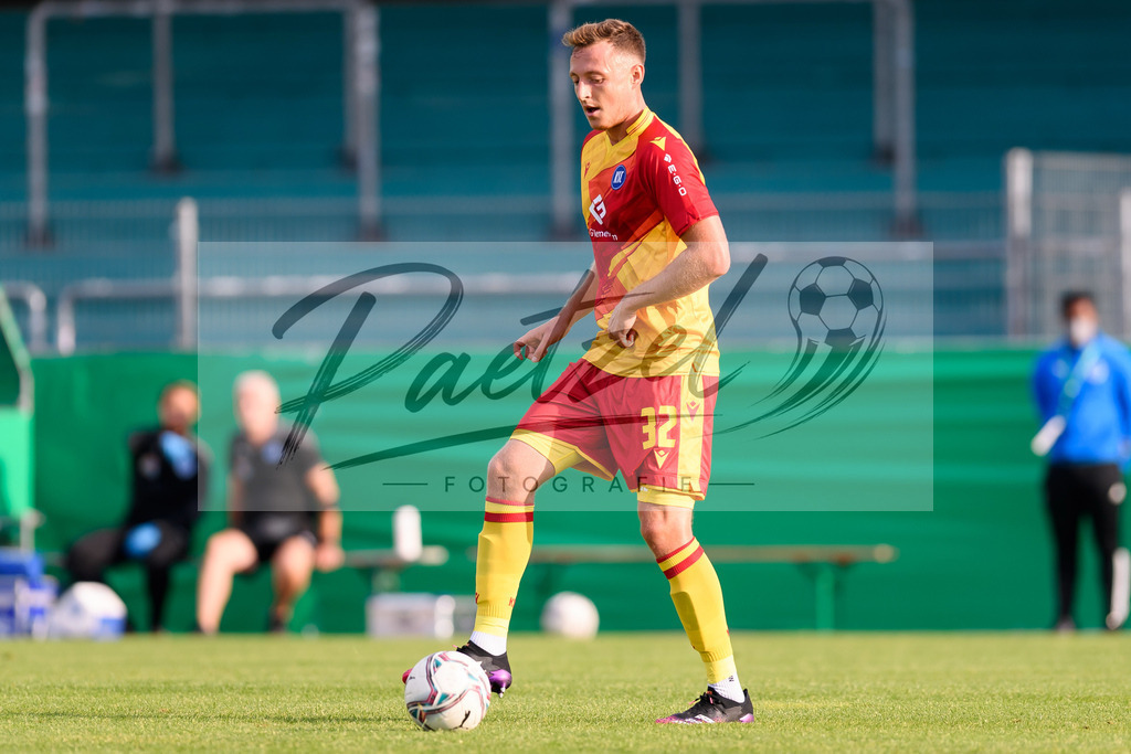 LOTKSC20210809_120 | Fussball, Herren: Robin Bormuth (Karlsruher SC) in Aktion, am Ball, Einzelaktion beim Spiel der 1. Runde im DFB-Pokal zwischen SF Lotte und Karlsruher SC im Stadion am Lotter Kreuz am 09.08.2021 in Lotte, Deutschland.DFB / DFL REGULATIONS PROHIBIT ANY USE OF PHOTOGRAPHS AS IMAGE SEQUENCES AND/OR QUASI-VIDEO. - Realisiert mit Pictrs.com