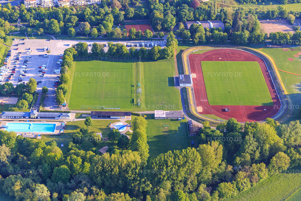 Luftbild: Deutschordenstadion des VfB Bad Mergentheim am Freibad Bad Mergentheim in Bad Mergentheim im Bundesland Baden-Württemberg in Deutschland.Foto: IMG_146359.jpg vom 10.05.2025 durch Werner Riehm/FLY-FOTO.deVfB Bad Mergentheim 1910 e.V. - Verein für BewegungsspieleBad Mergentheim Kur- und Urlaubsstadt im Lieblichen Taubertal
