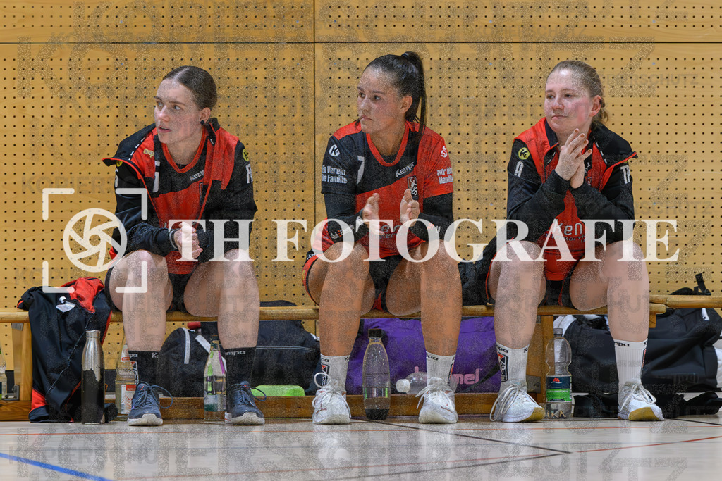 GER, SG Maulburg/Steinen - SV Allensbach 2, Handball, Suedbadenliga, 2. Spieltag, Saison 2023/2024, 14.10.2023 | Finja Bartram (SG Maulburg-Steinen, #05), Lena Marie Hlawarschek (SG Maulburg/Steinen, #07), Tamara Posovzky (SG Maulburg/Steinen, #09)

GER, SG Maulburg/Steinen - SV Allensbach 2, Handball, Suedbadenliga, 2. Spieltag, Saison 2023/2024, 14.10.2023

Foto: TH Fotografie/Thomas Hess