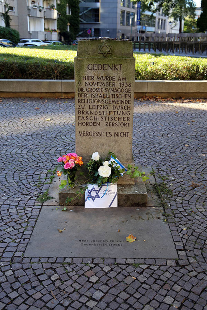 Foto: Leipzig - Synagogendenkmal - Gedenkstein | Das Team hinter BILDLEXIKON LEIPZIG bündelt historische wie aktuelle Informationen über die Stadt Leipzig in Text und Bild auf einer Plattform und stellt diese der interessierten Öffentlichkeit zur Verfügung.