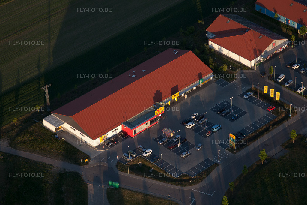 Luftbild: Einkaufszentrum Mühläcker an der frz. Grenze mit TACKO, NETTO, Deichmann im Ortsteil Neulauterburg in Berg im Bundesland Rheinland-Pfalz in Deutschland. Foto: IMG_64435.jpg vom 17.04.2014 durch Werner Riehm/FLY-FOTO.de