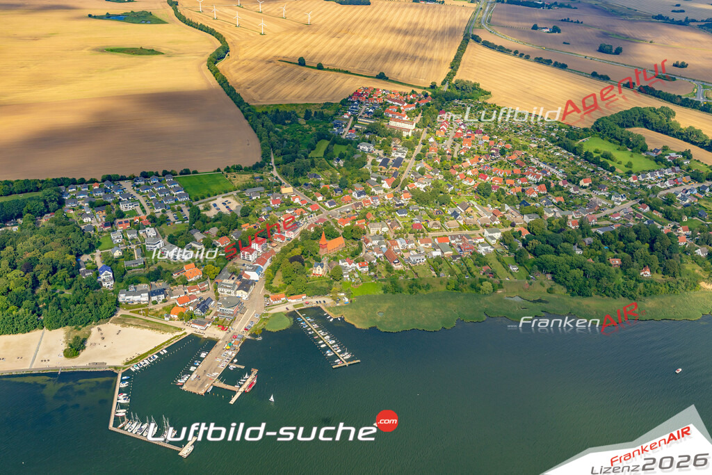 Luftaufnahme der Stadt Altefähr - Die Luftaufnahme wurde 2025 vom UL-Flugzeug heraus erstellt ( keine Drohne ) - Hochauflösende Luftaufnahme - für professionelle Ausdrucke geeignet. Die Geschenkidee !Hier alle&nbsp;Infos zur Lizenzierung der LuftaufnahmeWir fliegen auch dieses Jahr wieder in Ihre Region um Luftbilder zu erstellen.- Luftbild anfragen