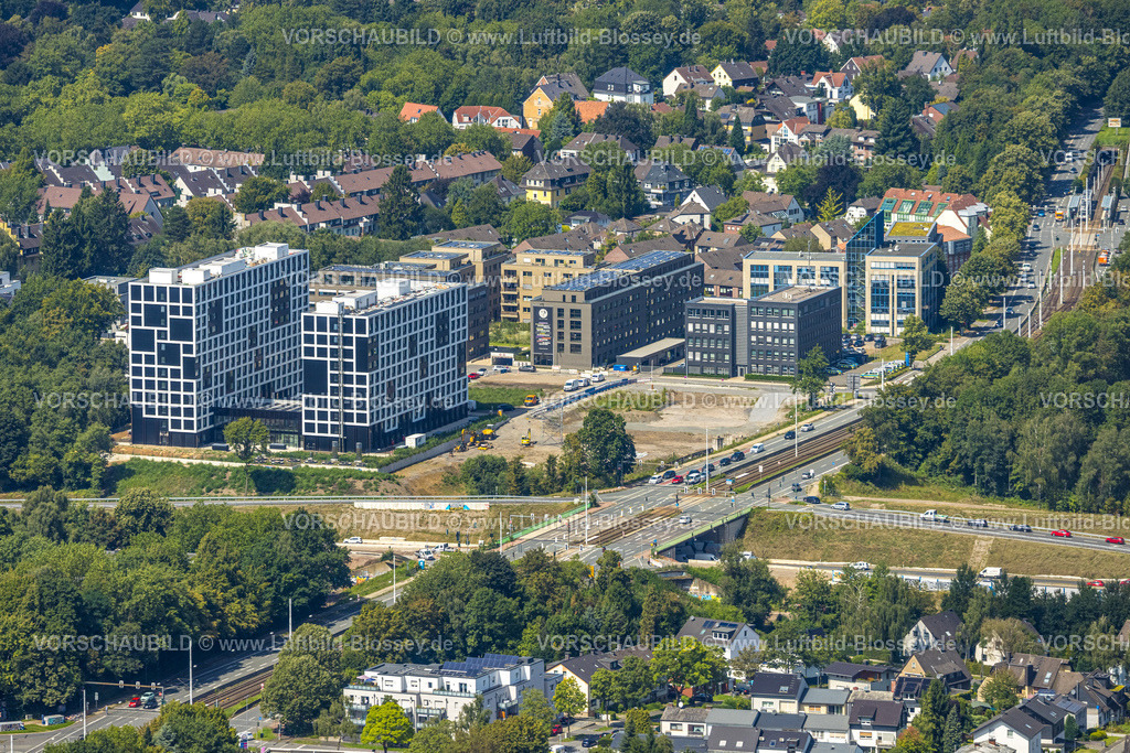 Bochum230802008 | Luftbild, Greenstay, Seven Stones Quartier, Baustelle und Neubau eines Gebäudekomplexes in Modulbauweise am Community Campus, im Hintergrund Polizeipräsidium Bochum-Polizeiwache Südost, Universitätsstraße, Wiemelhausen, Bochum, Ruhrgebiet, Nordrhein-Westfalen, Deutschland