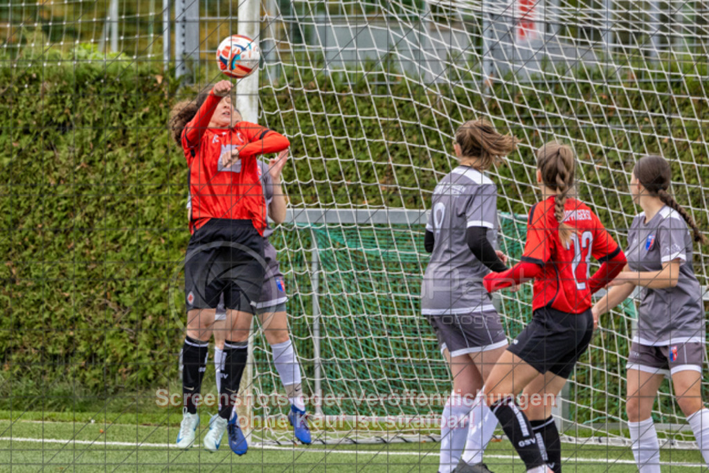 20251005_110728_0130-Bearbeitet | Dominique-Michelle Ziegler (1.Göppinger SV #12)1.Göppinger SV (rot) vs. SGM Aufhausen/Nellingen (grau), Fußball, Frauen-Regionenliga 3 - WfV, 04. Spieltag, Saison 2025/2026, Kunstrasenplatz Nord, Hohenstaufenstr. 116, 73033 Göppingen, 05.10.2025 - 11:00 Uhr,Foto: PhotoPeet-Sportfotografie/Peter Harich