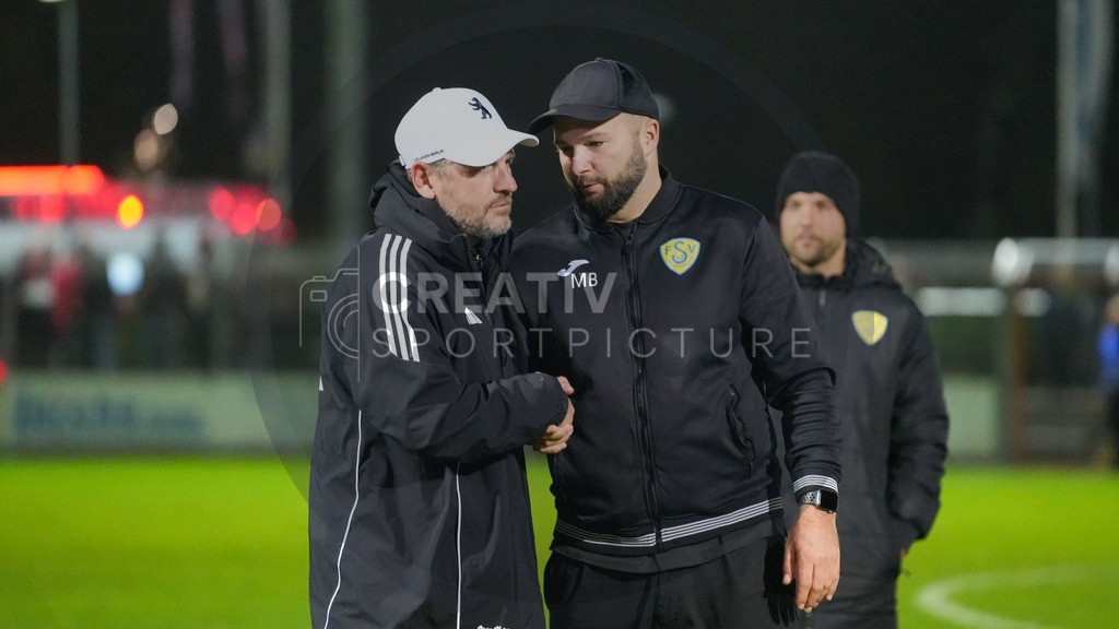 Fußball, Herren, Saison 2025/2026, Testspiel, Freundschaftsspiel, FSV 63 Luckenwalde vs. 1.FC Union Berlin, Mittwoch 08.10.2025, Werner-Seelenbinder-Stadion Luckenwalde, | Fußball, Herren, Saison 2025/2026, Testspiel, Freundschaftsspiel, FSV 63 Luckenwalde vs. 1.FC Union Berlin, Mittwoch 08.10.2025, Werner-Seelenbinder-Stadion Luckenwalde, Im Bild: Handshake nach Spielende. Steffen Baumgart (l. Trainer Union) und Michael Braune (r. Trainer Luckenwalde) - Realisiert mit Pictrs.com