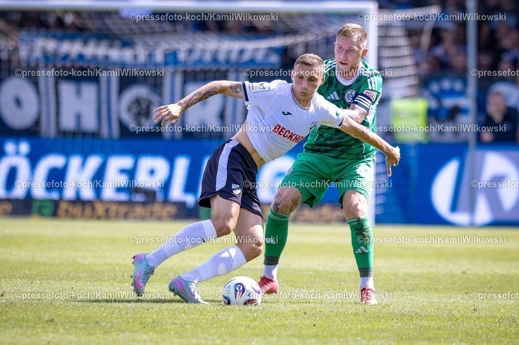 xKWIx30082502020 | 30.08.2025, xkwix, Fußball, Liga3, SC Verl - MSV Duisburg, Sportclub Arena: Alexander Hahn (MSV Duisburg #42) im Zweikampf gegen Dominik Steczyk (SC Verl #11)