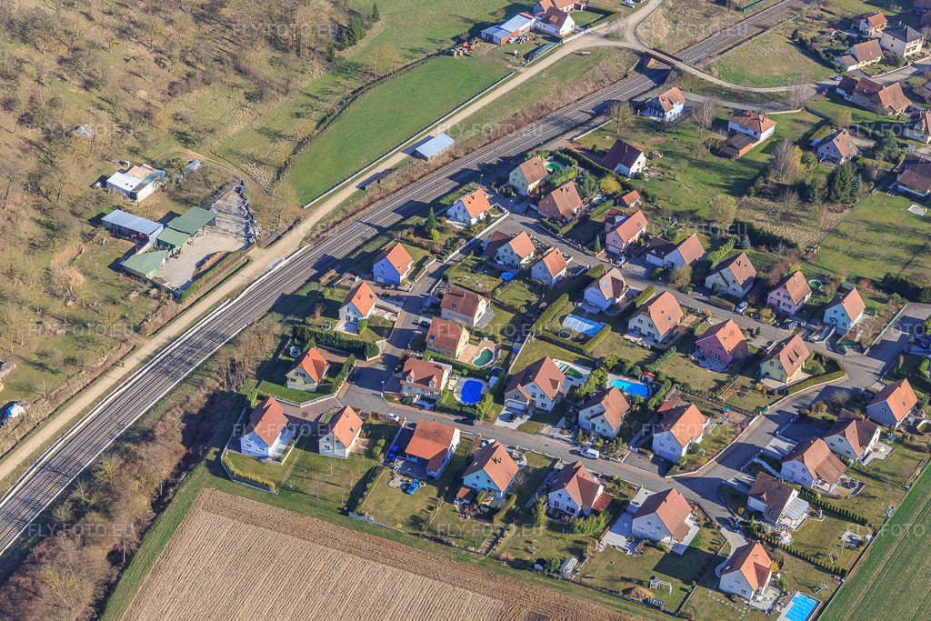 Vue aérienne: Rue des Greniers À Grains sur la ligne TGV à Ettendorf dans le département Bas Rhin, France – .Photo: IMG_097512.jpg prise le 16/03/2017 par Werner Riehm/FLY-FOTO.eu – Résolution de l'original: 5472 x 3648 px