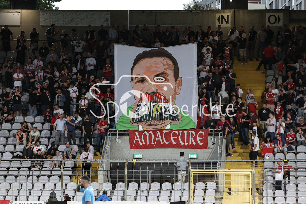 FC Bayern Amateure - Türkgücü München | Fans der Amateure zeigen ein Banner mit Taskin AKKAY