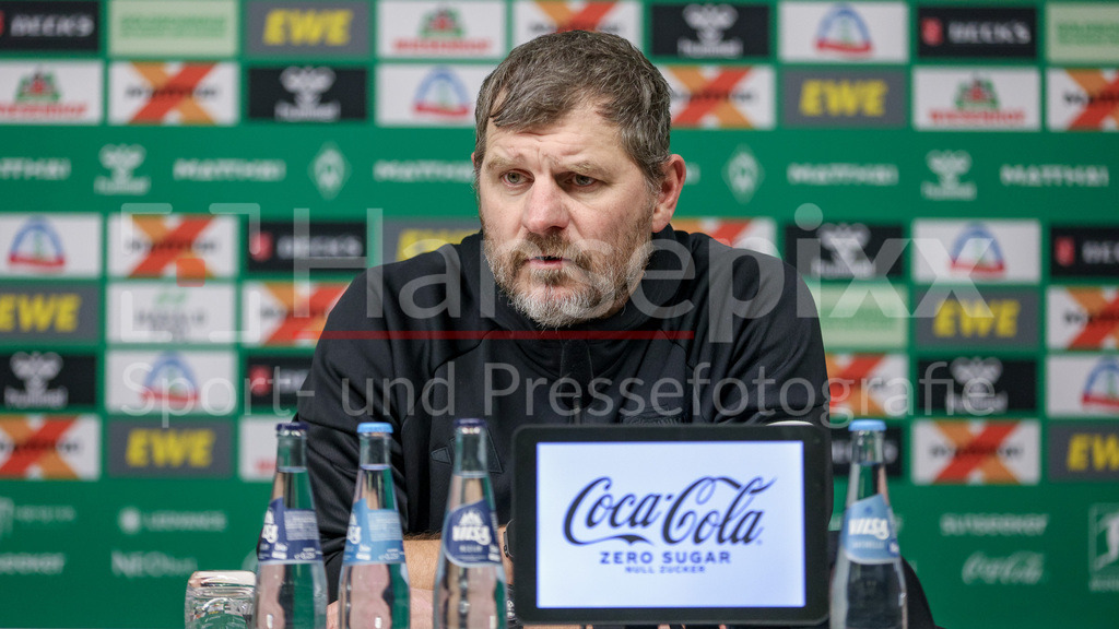 Fussball, Bundesliga, SV Werder Bremen - 1. FC Union Berlin | Steffen Baumgart (Trainer, 1. FC Union Berlin) während der Pressekonferenz, Portrait, Nahaufnahme, Einzelfoto, Einzelbild, DIE DFL-RICHTLINIEN UNTERSAGEN JEGLICHE NUTZUNG VON FOTOS ALS SEQUENZBILDER UND/ODER VIDEOÄHNLICHE FOTOSTRECKEN. DFL REGULATIONS PROHIBIT ANY USE OF PHOTOGRAPHS AS IMAGE SEQUENCES AND/OR QUASI-VIDEO.