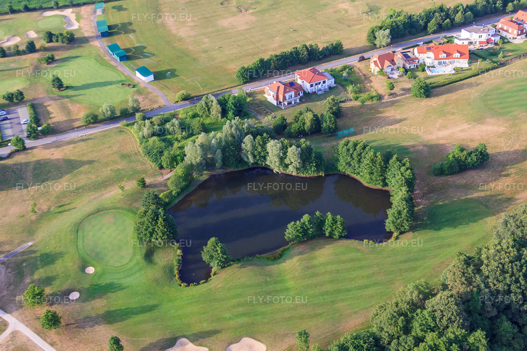 Vue aérienne: Étangs et greens du club de golf de Baden-Baden Soufflenheim à Soufflenheim dans le département Bas Rhin, France – .Photo: IMG_30498.jpg prise le 09/07/2010 par Werner Riehm/FLY-FOTO.eu – Résolution de l'original: 4752 x 3168 px